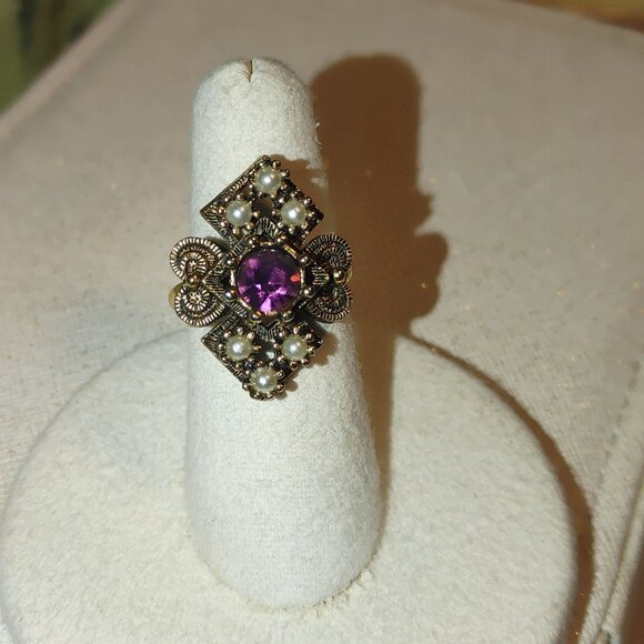 Vintage Sarah Coventry Size 6.5 Gold Tone Ring Faux Pearls Purple Rhinestone - Picture 3 of 13